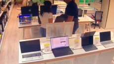 Έμπαιναν σε καταστήματα ως πελάτες, έκοβαν τα αντικλεπτικά και άρπαζαν κινητά και laptop, δείτε βίντεο 
