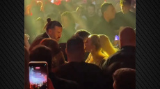 Η στιγμή που η Τούνη ζητά φορτισμένη να διώξουν από τα μπουζούκια τον άντρα που καταδικάστηκε για το revenge porn, δείτε βίντεο