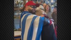 Δάκρυσε ο Ακύλας: Η αγκαλιά με τη μητέρα του σε συνάντηση με την ελληνική κοινότητα των Βρυξελλών