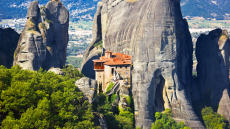 Πάσχα στην Ελλάδα: Πάτμος, Μετέωρα και Κέρκυρα οι πιο δημοφιλείς προορισμοί για τη φετινή έξοδο
