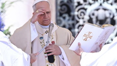 «Όποιος φέρει όπλα ας τα καταθέσει», τόνισε στο πασχαλινό του μήνυμα ο πάπας Λέων ο ΙΔ’
