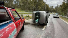 Αυτοκίνητο πέρασε διαχωριστικό και αναποδογύρισε στη μέση του δρόμου στην Αρτέμιδα