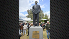 Αποκαλύφθηκε το άγαλμα του Αριστοτέλη Ωνάση στο Ελληνικό, δείτε βίντεο και φωτογραφίες