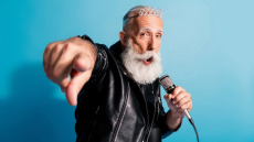 Οι 70χρονοι που βλέπουν διαφορετικά τη ζωή – Και κάνουν μαθήματα stand up comedy
