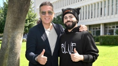 Eurovision 2026: Ο Aκύλας συνάντησε τον Ζέλικο Γιοκσίμοβιτς στο Ραδιομέγαρο της ΕΡΤ
