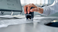 Οι νέοι βασικοί μισθοί σε Δημόσιο και ΟΤΑ: Πίνακες και παραδείγματα