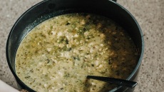 Μαγειρίτσα με τραχανά του Αθηναγόρα Κωστάκου