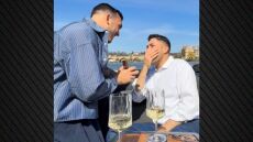 Ο Ιάσονας Μανδηλάς έκανε πρόταση γάμου στον σύντροφό του, δείτε βίντεο