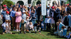 Μαθήματα πλουτισμού από τον Τραμπ σε παιδιά: Θα σας υπογράψω αυτόγραφα, να τα πουλήσετε στο eBay και να βγάλετε 25.000 δολάρια
