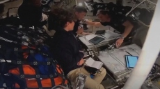 Η συγκίνηση των μελών του Artemis II, η αφιέρωση στη σύζυγο αστροναύτη που έχει πεθάνει και η μεγάλη αγκαλιά