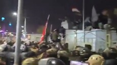 Εξαγριωμένοι Ιρακινοί εισέβαλαν στο προξενείο του Κουβέιτ στη Βασόρα, δείτε βίντεο