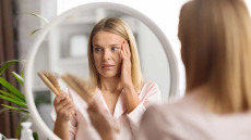 Γιατί τα μαλλιά «αδυνατίζουν» και αραιώνουν με την ηλικία; Πώς θα το αντιμετωπίσουμε
