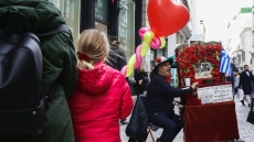 Ο άνθρωπος με τη λατέρνα: Ποιος είναι ο κ. Σπύρος που κρατά ζωντανή τη «ψυχή» της Ερμού εδώ και 26 χρόνια
