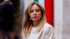 Αντιδράσεις για selfie της Μελόνι με κατηγορούμενο για σχέσεις με τη μαφία: Λάσπη, απαντά η Ιταλίδα πρωθυπουργός