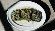 Ντολμαδάκια φούρνου με λεμονάτη σάλτσα από τον Αθηναγόρα Κωστάκο