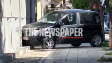 Αυτοκίνητο καρφώθηκε σε πολυκατοικία στον Βόλο μετά από σύγκρουση με άλλο ΙΧ, φωτογραφίες