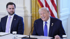 Σήμερα η υπογραφή της συμφωνίας με το Ιράν, λέει ο Τραμπ ενώ ο Βανς αναμένεται στο Ισλαμαμπάντ