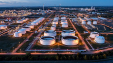 Οι τιμές τραβούν την ανηφόρα σε πετρέλαιο - αέριο, καθώς ο Τραμπ απειλεί και οι Ιρανοί στήνουν ανθρώπινες ασπίδες: Πού ποντάρουν οι αγορές