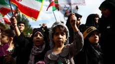 Η Τεχεράνη μετά τις απειλές Τραμπ χρησιμοποιεί παιδιά, γυναίκες, φοιτητές, καλλιτέχνες ως ανθρώπινες ασπίδες σε γέφυρες και εργοστάσια