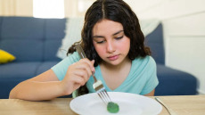 Νευρική ανορεξία: Ο κρίσιμος ρόλος του πατέρα στη θεραπεία – Τι δείχνει ελληνική έρευνα
