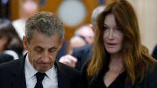 Κάρλα Μπρούνι: Η παρουσία της στο εφετείο για τον Νικολά Σαρκοζί που συζητήθηκε, δείτε φωτογραφίες