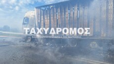 Φορτηγό λαμπάδιασε εν κινήσει στον Αλμυρό, επί τόπου η Πυροσβεστική