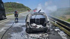 Αυτοκίνητο κάηκε ολοσχερώς στην Ιόνια Οδό, κοντά στη Γουριώτισσα Αγρινίου, δείτε φωτογραφίες