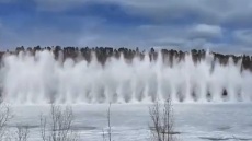 Απίθανες εικόνες από εκρήξεις πάγου στον ποταμό Αμούρ στα σύνορα Κίνας - Ρωσίας, δείτε βίντεο από τα διαδοχικά συντριβάνια από χιόνι