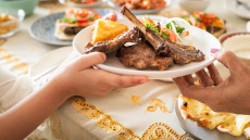 Συμβουλές για το πασχαλινό τραπέζι από τον ΕΦΕΤ – Τι να προσέξετε σε κρέας, αυγά και αποθήκευση τροφίμων
