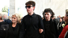 Τελευταίο αντίο στον γιο της Θεανώς Φωτίου, Βασίλη Ρίζο που έφυγε από τη ζωή στα 48 του, συντετριμμένη η οικογένεια