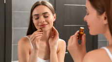 Το ταπεινό αιθέριο έλαιο που «ρίχνει» την κοιλιά, διώχνει το φούσκωμα και βοηθά στο αδυνάτισμα
