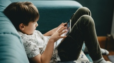 10 ερωταπαντήσεις για την απαγόρευση των social media στους κάτω των 15 ετών: Οι κυρώσεις, τα πρόστιμα και το χρονοδιάγραμμα