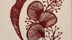 H βραβευμένη κεντήστρα Βασιλική Τσιμούρτου: «Το κέντημα φέρει ολόκληρη την ιστορία των γυναικών που εργάστηκαν ανώνυμα»
