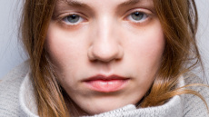 «Ghost Lashes»: Το ανοιξιάτικο beauty trend που επαναφέρει τις φυσικές βλεφαρίδες στο προσκήνιο
