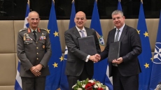 Συμφωνία ΥΠΕΘΑ με την ΕΤΕπ για την ενεργειακή αναβάθμιση 40 στρατοπέδων: «Έργο με τεράστιο περιβαλλοντικό αποτύπωμα», λέει ο Δένδιας