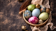 Τα ήθη και τα έθιμα της δυτικής Θεσσαλίας για τη Μ. Πέμπτη: Από το βάψιμο των αυγών με ριζάρι μέχρι τα τάματα και το ξενύχτι στον Επιτάφιο