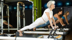 Είναι 72 ετών και πιο fit από ποτέ – Το μυστικό μιας δασκάλας pilates για δυνατό και γραμμωμένο σώμα