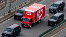 Φορτηγό της KitKat εμφανίστηκε με VIP συνοδεία μετά την κλοπή 12 τόνων σοκολάτας: Τι κρύβεται πίσω από την κίνηση, δείτε βίντεο
