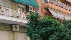 Γιατί κρεμούν κόκκινα πανιά στα μπαλκόνια της Θεσσαλονίκης σήμερα Μεγάλη Πέμπτη
