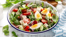 Πασχαλινό τραπέζι: 15 ιδέες για τις σαλάτες της μεγάλης γιορτής
