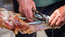 Η παγίδα της σκουριάς: Πώς μια παλιά σούβλα μπορεί να χαλάσει το πασχαλινό τραπέζι