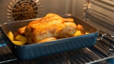 Βάζετε σωστά το ταψί στον φούρνο; Η σωστή θέση για τέλειο ψήσιμο και τα λάθη