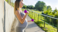 Επιτρέπεται η προπόνηση με βάρη στην εγκυμοσύνη; Ο ειδικός απαντά
