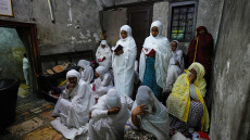 Δάκρυα χαράς στους Άγιους Τόπους, που άνοιξαν και πάλι για τους πιστούς έπειτα από 41 ημέρες πολέμου
