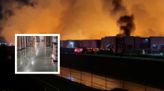 «Έπρεπε να μας πληρώνετε καλύτερα»: Έξαλλος υπάλληλος στην Καλιφόρνια έβαλε φωτιά σε αποθήκη με χαρτιά υγείας, δείτε βίντεο