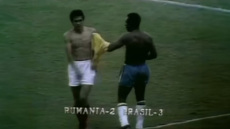 Το ιστορικό βίντεο της ανταλλαγής φανέλας του Λουτσέσκου με τον Πελέ, στο Ρουμανία-Βραζιλία του Μουντιάλ του 1970