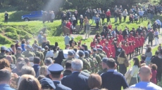 Πλήθος πιστών στην Ακολουθία της Αποκαθήλωσης στον λόφο Γολγοθά της Κάτω Ξενιάς στη Μαγνησία