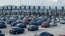 Καθυστερήσεις στην Αθηνών - Κορίνθου έως το ύψος των Μεγάρων, ουρές στα διόδια της Ελευσίνας, δείτε live την κίνηση στους δρόμους