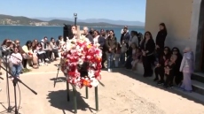 Γύθειο: Με κατάνυξη η περιφορά του Επιταφίου στη Νήσο Κρανάη, παιδιά τον στολίζουν και τον περιφέρουν