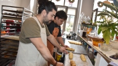 Μυτιλήνη: Τρεις γενιές ζαχαροπλάστες φτιάχνουν ένα τσουρέκι... έργο τέχνης, με συνταγή από την Πόλη